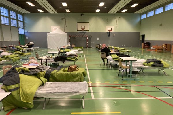 Un gymnase a ouvert ses portes pour devenir un centre d'hébergement d'urgence