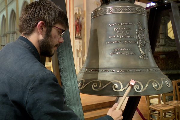 La nouvelle cloche est à l'essai, il faudra attendre aux alentours de la mi-décembre pour l'entendre sonner