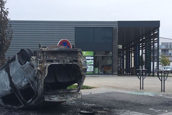 Voiture retournée et incendiée dans le quartier de Penhars à Quimper