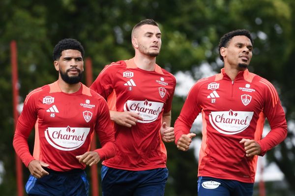 Entrainement du Stade Brestois avant la reprise de la saison de Ligue 1 de football au centre d'entrainement de Kerlaurent à Guipavas (Finistère), avec ici Mahdi Camara, Brendan Chardonnet et Kenny Lala.