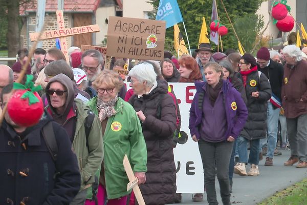 Près de 500 personnes ont défilé contre le projet de méga-serres, ce samedi 16 novembre, à Isigny-le-Buat.