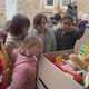 Des écoliers de Negronde collectent leurs jouets inutilisés pour les Restos du Cœur, permettant à des bénévoles de préparer 1 100 colis de Noël pour des familles en difficulté.