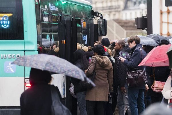 Des voyageurs franciliens tentent de rentrer dans un bus, lundi 9 décembre (illustration).