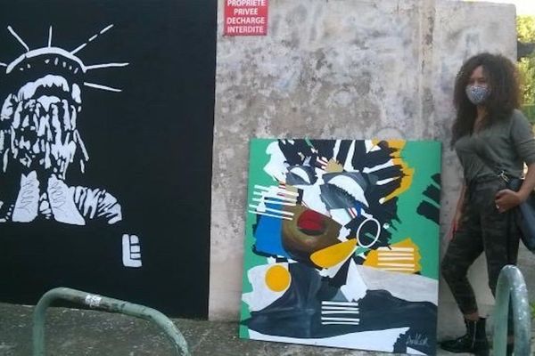 Ankor aux côtés d'une de ses oeuvres déposée près d'un graff de Loïc L, artiste de Street Art (Photo DR)