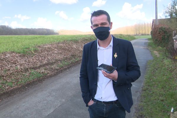 Hervé Glezgo, maire de Bazincourt-sur-Epte, quelques jours après les faits. Il a enregistré son agression avec son téléphone portable.