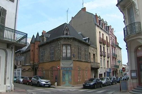 C'est dans la maison de son grand-père maternel qu' est né le 1er novembre 1884 Albert Londres. Issu d'un milieu modeste, il quittera l'Allier en 1901. Mais jusqu'à sa mort en 1932, il revenait régulièrement à Vichy. 