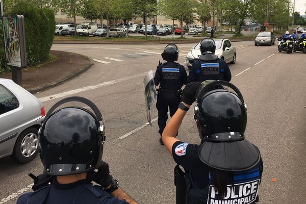 Les forces de l'ordre déployées dans le quartier de Beaubreuil à Limoges le 22 avril 2020. 