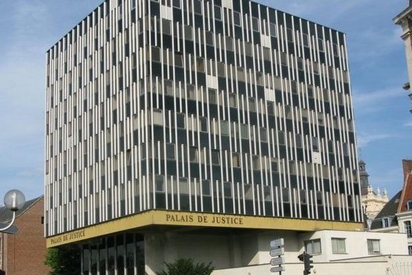 Le tribunal de Douai.