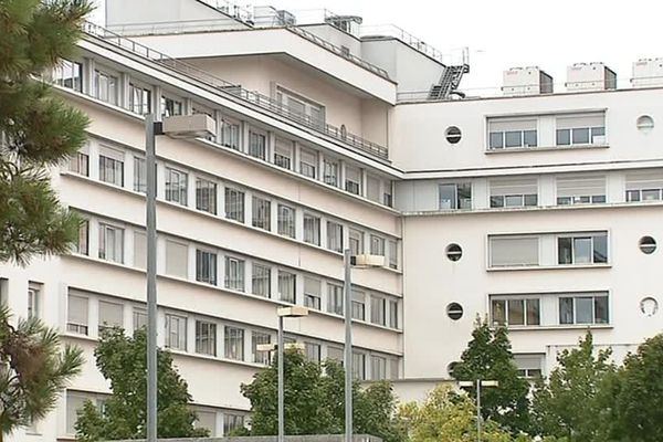 L'hôpital d'Angoulême a fermé 12 lits au service oncologie après l'arrêt maladie du chef de service.