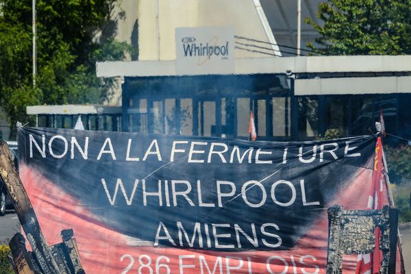 L'entrée de l'usine Whirlpool lors d'une manifestation des salariés contre la fermeture du site, le 25 avril 2017.