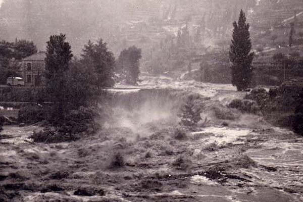 Le pont de Retourtour submergé par le bien nommé Doux, photo prise à 18h30 au moment de la crue centenaire du Doux- Le 3 août 1963