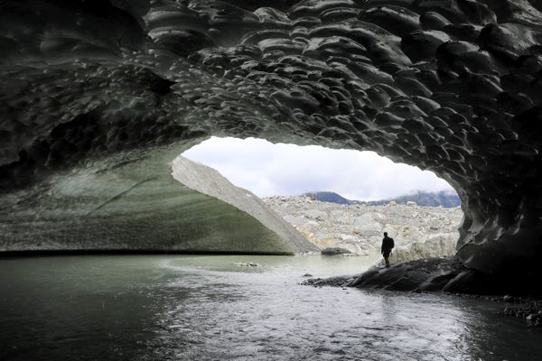 Le lac naturel, qui s'est formé depuis 5 ans à la base du glacier des Bossons dans le massif du Mont-Blanc, est l'un des risques naturels qui a été pris en exemple par la vingtaine d'experts venus du monde entier.