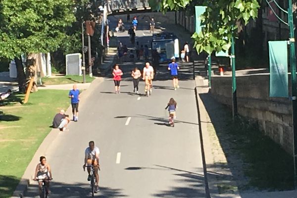 Sur les voies sur berges, à Paris.