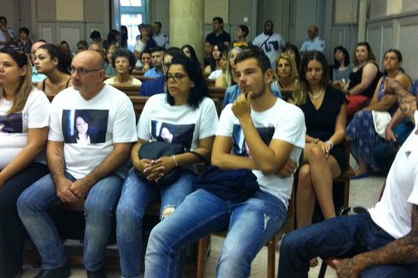 La famille de la victime, au premier rang des assises, arborrant des T-shirt à l'effigie de Laeticia Coureaud