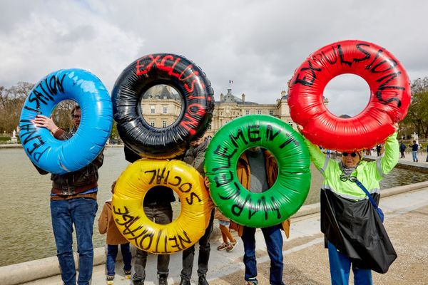 Les activistes du collectif Le Revers de la médaille protestaient au Jardin du Luxembourg en mars 2024 avec des bouées gonflables afin d'attirer l'attention sur les inégalités croissantes à l'approche des JO.