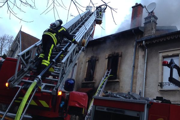 Les sapeurs pompiers en action.