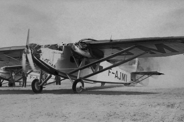 Le Farman F-301, de la série "Étoile d'Argent" tout juste sortie d'usine en 1930, fut impliqué dans un crash sur la commune d'Étobon, en Haute-Saône, lors d'un vol Paris-Bâle.