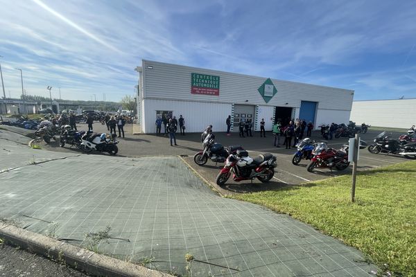 Le blocage d'un centre de contrôle technique par des motards à Allonnes (72).