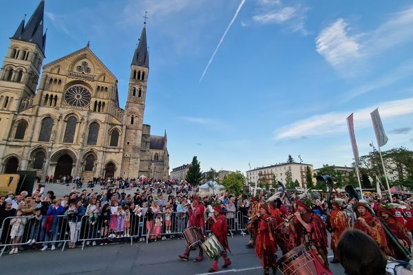 Départ de la grande parade depuis la basilique Saint-Remi de Reims, le soir des Fêtes johanniques de 2024.