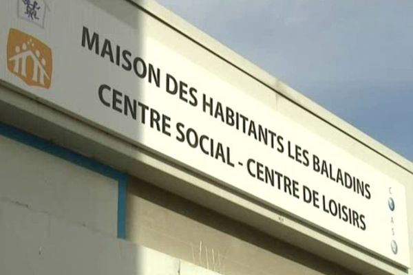 Le centre social est situé place des Géants, en plein coeur du quartier de La Villeneuve. 