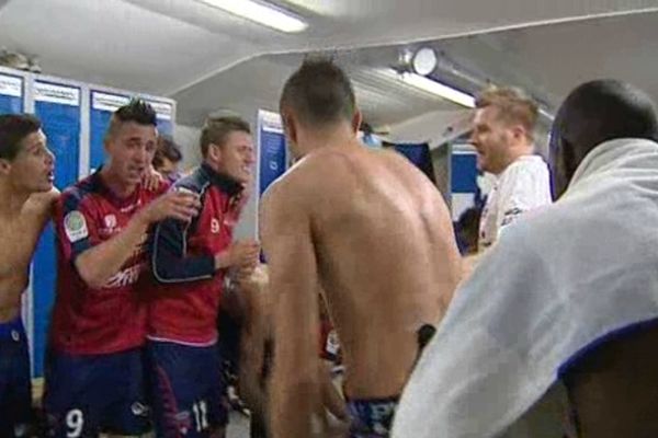 Ambiance de fête dans les vestiaires après la victoire de Clermont sur Chateauroux