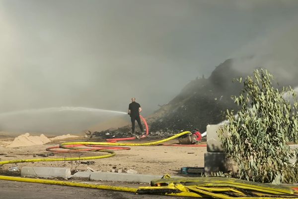 Mercredi matin, une quarantaine de pompiers étaient encore à pied d'oeuvre.