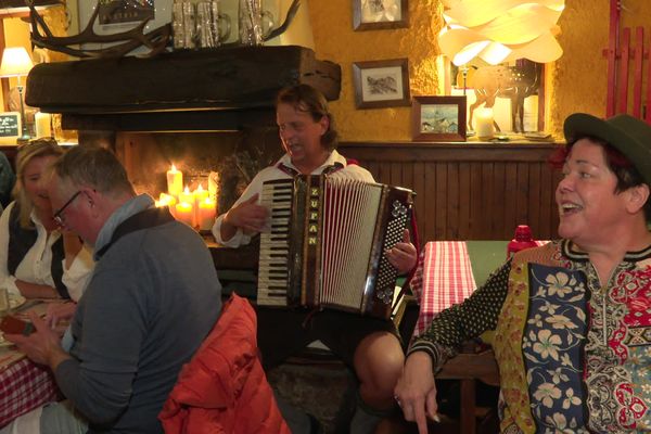 Pour assurer l'ambiance, un musicien est venu interpréter les incontournables des soirées autrichiennes.