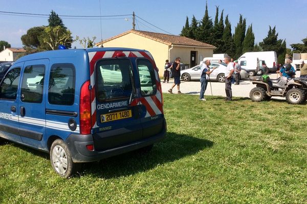 Les gendarmes sont aidés de volontaires de la commune dans leurs recherches pour tenter de retrouver le maire de Moussoulens (Aude)