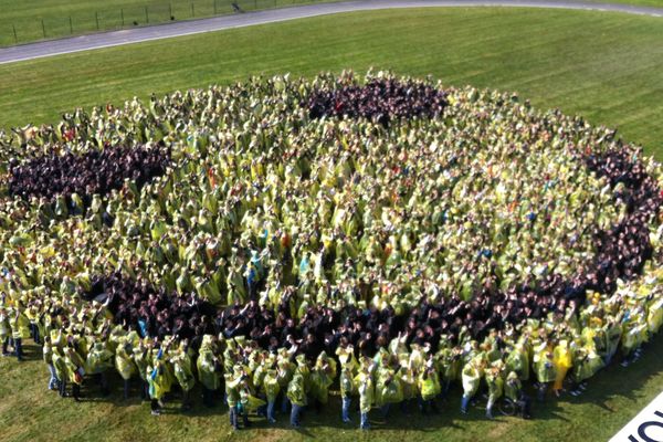 Plus de 2000 personnes sont réunies au Moustoir à Lorient pour un smiley géant