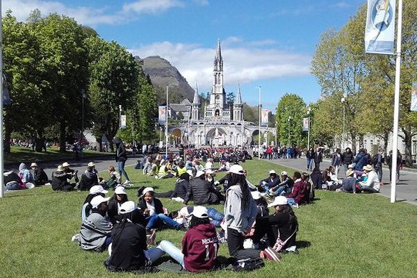 8000 jeunes venus de la région parisienne sont rassemblés à Lourdes pour le "Frat".