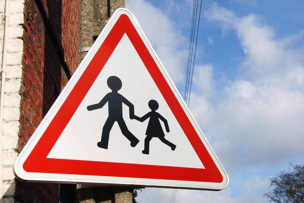 Un panneau de signalisation implanté à côté d'une école. Photo d'illustration. 