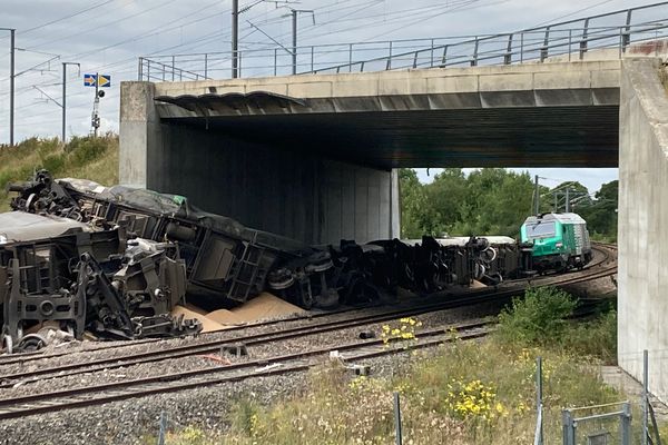 Treize wagons se sont couchés sur la voie