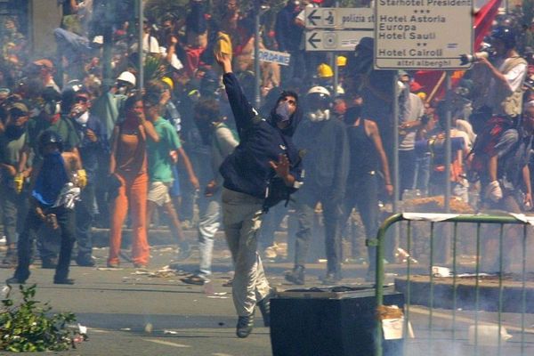 Les confrontations entre manifestants et forces de l'ordre italiennes ont été particulièrement violentes cette fin juillet 2001 à Gênes.