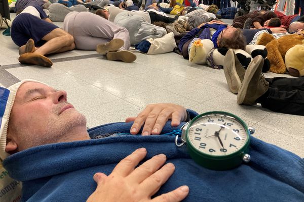 Une centaine de riverains de l'aéroport de Nantes a organisé un "dorm-in", une sieste collective et contestataire, dans le hall de l'aérogare pour dénoncer le non respect du couvre-feu imposé et les vols de nuit.