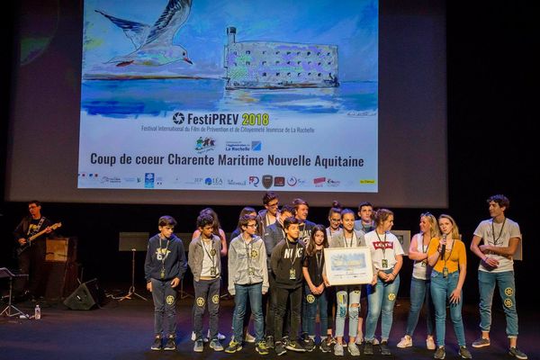 Les jeunes de Smarves reçoivent leur prix au Festiprev de La Rochelle, en juin 2018