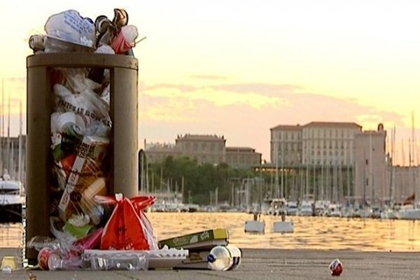 Une poubelle qui déborde sur le Vieux-Port de Marseille.