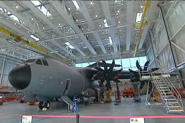 Un A 400 M dans le hangar de l'AIA de Clermont-Ferrand pour sa première révision après deux années de vol