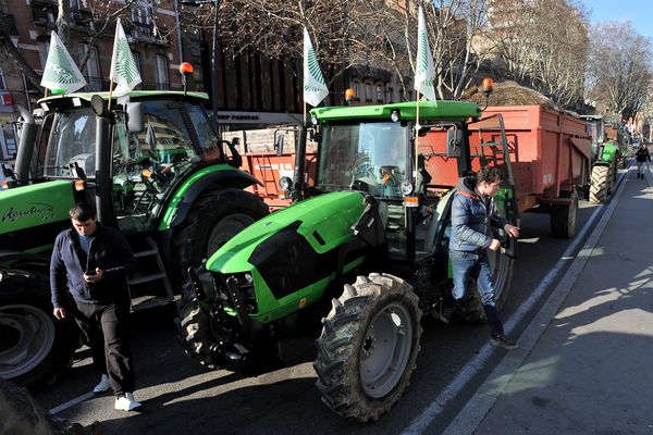 Les agriculteurs de la Haute-Garonne avec la FDSEA 31 vont manifester ce soir, jeudi 1er avril, avant l'opération escargot du jeudi 8 avril sur le périphérique toulousain.