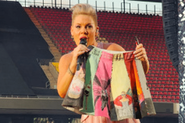Une jeune dijonnaise a eu la chance de voir sa jupe dédicacée par Pink lors d'un concert, le 8 juillet 2023