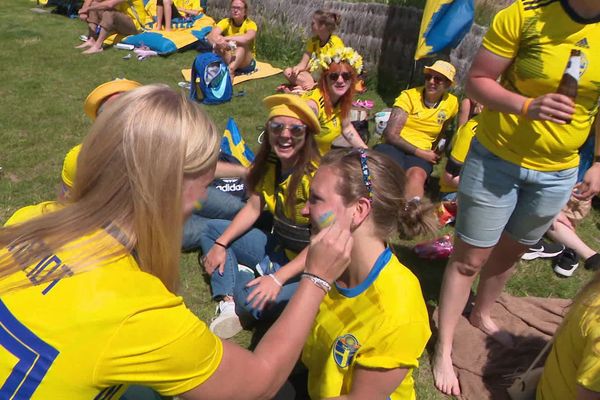 Les supportrices suédoises se préparent avant de suivre le match Suède / Etats-Unis le 20 juin 2019 au Havre.