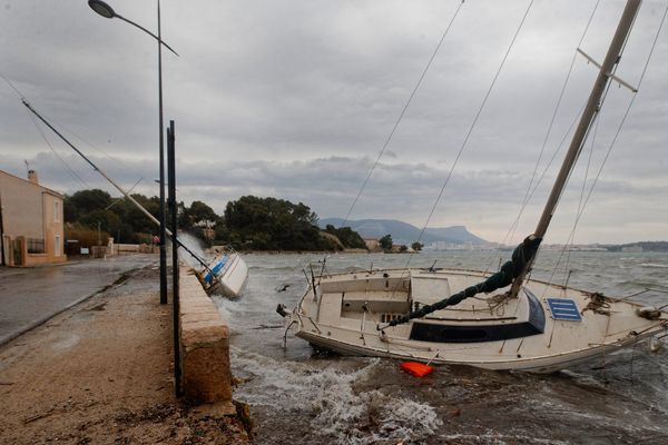 Des bateaux échoués à la Seyne-sur-mer le 23 octobre 2019. 