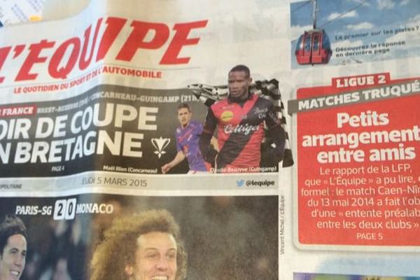 Les "petits arrangement entre amis" à la Une de l'Equipe le 5 mars 2015 : le quotidien sportif publie le "rapport accablant" de la LFP qui a enquêté sur le match présumé truqué qui a opposé Caen et Nîmes le 13 mai 2014.