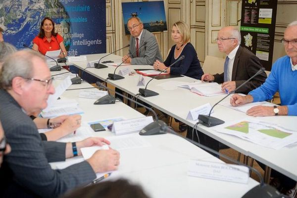 Ségolène Royal en réunion avec les opposants à l'extraction de sable de Lannion