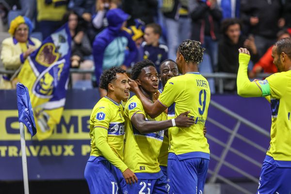 Alex Daho (au centre), grand bonhomme de cette première victoire à domicile du FCSM.