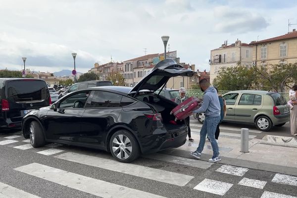 Un chauffeur de VTC prend en charge des clients devant la gare Saint-Charles à Marseille