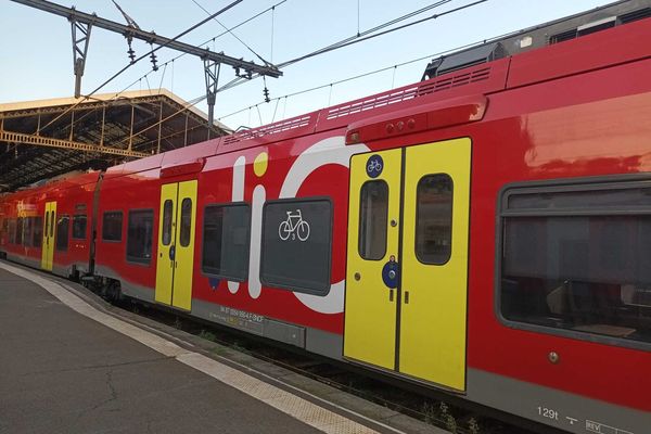 Des perturbations sont à prévoir encore ce vendredi 8 décembre 2023 sur les axes toulousains, en raison de l'incident survenu en gare de Toulouse-Matabiau le 26 novembre 2023. Les travaux se poursuivent pour réparer les dégâts causés par le déraillement d'un train de chantier.