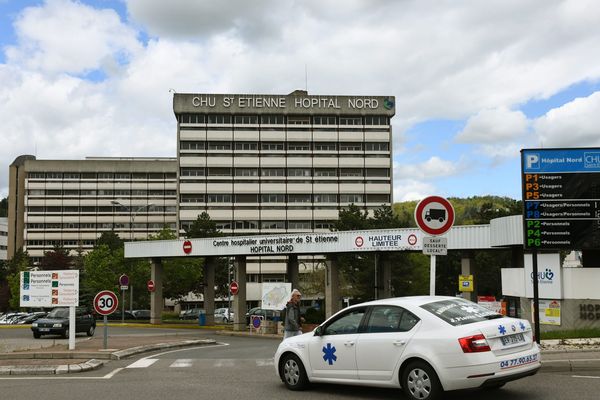 L'incident, survenu peu avant 9 heures, a notamment impacté des services de la préfecture de la Loire et du CHU de Saint-Etienne, précisent les pompiers. 