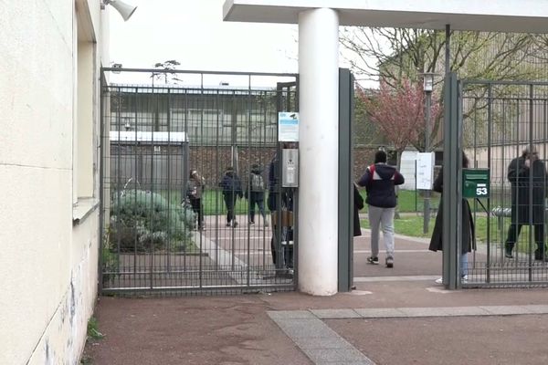 L'entrée du collège des Sablons à Viry-Châtillon dans l'Essonne.