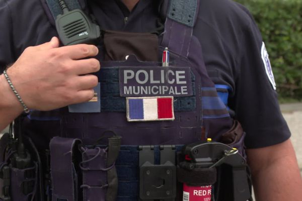 À partir du 1er janvier 2025, les policiers municipaux de la ville d'Hendaye, dans le Pays basque, seront équipés d'armes létales.