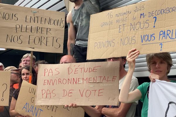 plus de 80 manifestants devant le siège du conseil d'agglomération du Grand Guéret.